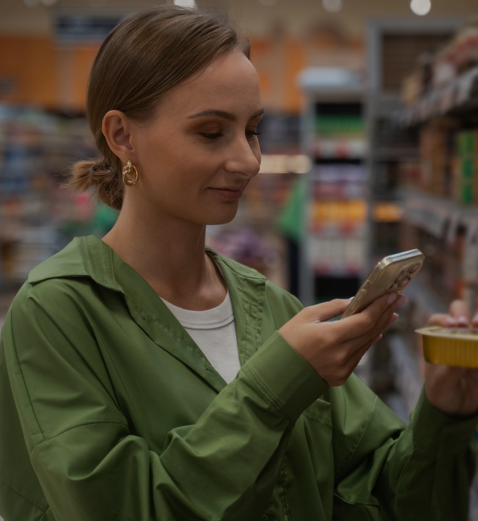Kundin nutzt BEEP! Scan & Go beim Einkauf im Supermarkt mit der Shopping App